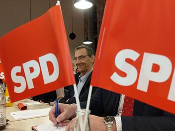 Thomas Nowak erhielt das meiste Lob bei der Nominierungsversammlung: Stadtverbandsvorsitzender Stefan Sauerteig bezeugte großen Respekt "vor deiner Bereitschaft zur Mitarbeit in deiner Coburger SPD". Nowak hatte sich erfolglos um die OB-Kandidatur bemüht. Foto: Simone Bastian