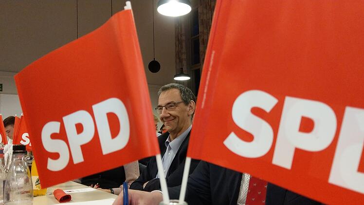 Thomas Nowak erhielt das meiste Lob bei der Nominierungsversammlung: Stadtverbandsvorsitzender Stefan Sauerteig bezeugte großen Respekt "vor deiner Bereitschaft zur Mitarbeit in deiner Coburger SPD". Nowak hatte sich erfolglos um die OB-Kandidatur bemüht. Foto: Simone Bastian