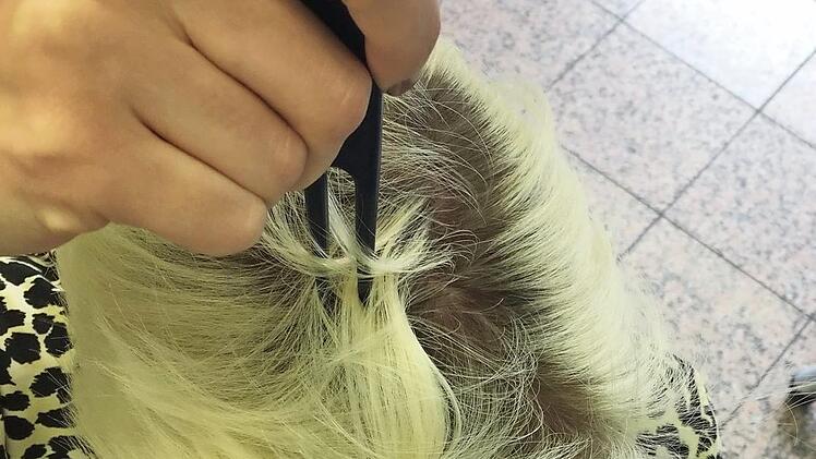 Jetzt kommt das Zickzackmuster in die Haare - einfach mit einem Scheitelkamm von hinten nach vorne in die Haare ziehen.