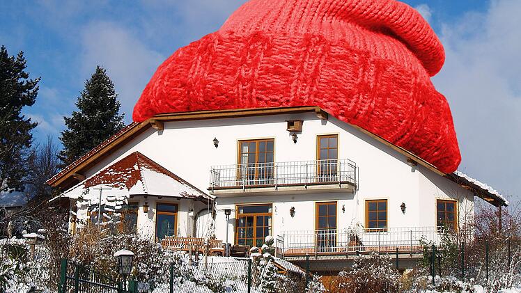 Wie praktisch es wäre, wenn man dem Haus einfach eine Wollmütze überziehen könnte und schon wäre es gedämmt.  Energieberater können helfen, wie man wirklich Energie sparen kann. Ihre Auftragsbücher sind entsprechend voll. Symbolfoto: Jean Kobben/a...