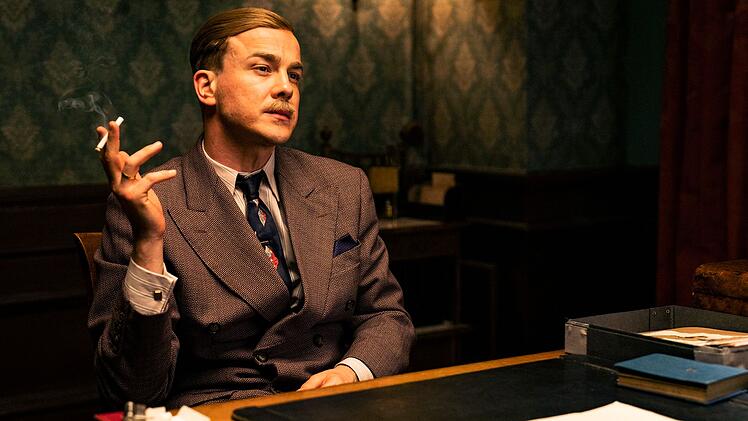 Gestapo-Offizier B&ouml;hm (Albrecht Schuch, Bild) h&auml;lt den Anwalt Dr. Josef Bartok (Oliver Masucci) gefangen.