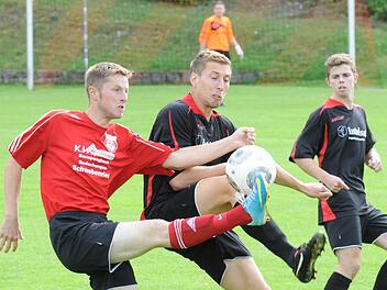 Beschäftigungs-Therapie: Für einen erhöhten Pulsschlag bei den Fuchsstädtern Sebastian Heinlein und Philipp Baldauf (rechts) sorgt Manuel Weißenberger von der DJK Schwebenried/Schwemmelsbach. Foto: ssp