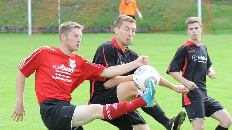 Beschäftigungs-Therapie: Für einen erhöhten Pulsschlag bei den Fuchsstädtern Sebastian Heinlein und Philipp Baldauf (rechts) sorgt Manuel Weißenberger von der DJK Schwebenried/Schwemmelsbach. Foto: ssp