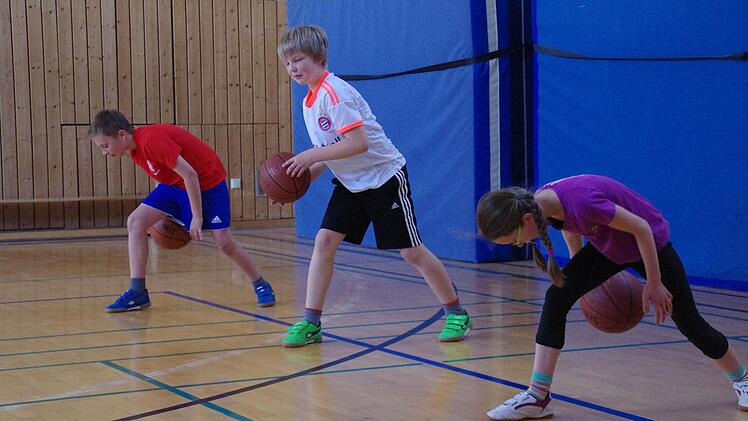 In der Halle der Turnerschaft spielten die Schüler der vierten Klassen Basketball. Foto: Marco Meißner