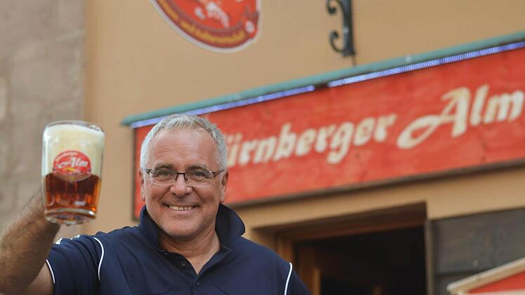 AlmWirt Gerhard Pickel freut sich über die vielen jungen Zuschauer. Foto: Nikolas Pelke