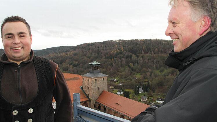 Den Ausblick zum Rehberg haben Sebastian Müller (links) und Günther Stenglein gratis. Foto: Stephan Tiroch
