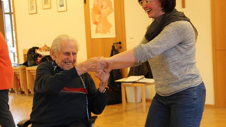 Gustav Hoffmann und Schwester Michaela Weigel wagen ein Tänzchen. Foto: Katharina Müller-Sanke
