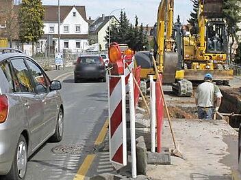 Bis Juli ist die Burker Straße wegen Leitungsbauarbeiten nur einspurig befahrbar.  Foto: Andreas Oswald