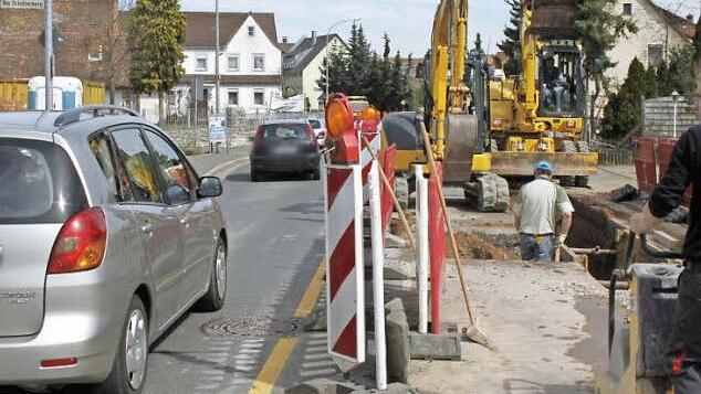 Bis Juli ist die Burker Straße wegen Leitungsbauarbeiten nur einspurig befahrbar.  Foto: Andreas Oswald