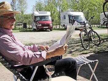 Jürgen Zimmermann (72) lässt vor seinem Wohnmobil die Seele baumeln und schätzt die stadtnahe Lage des Stellplatzes.  Fotos: Andreas Oswald