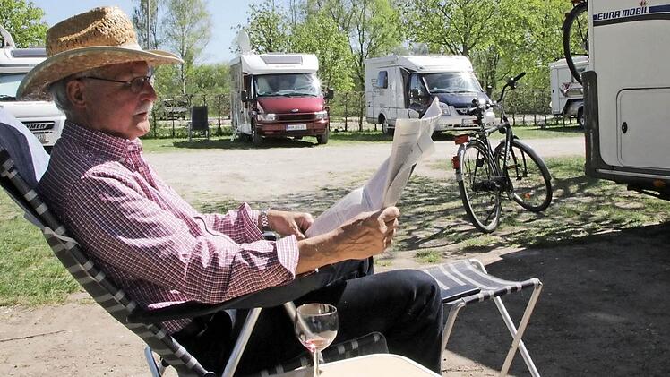 Jürgen Zimmermann (72) lässt vor seinem Wohnmobil die Seele baumeln und schätzt die stadtnahe Lage des Stellplatzes.  Fotos: Andreas Oswald