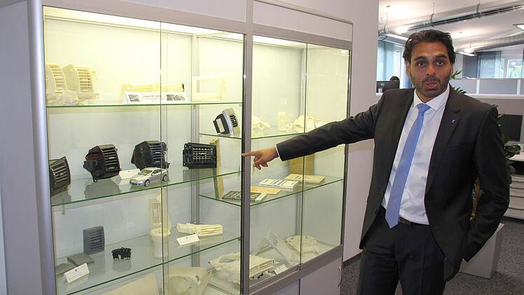 Parag Shah mit einem kleinen Teil der umfangreichen Produktpalette Foto: Friedwald Schedel
