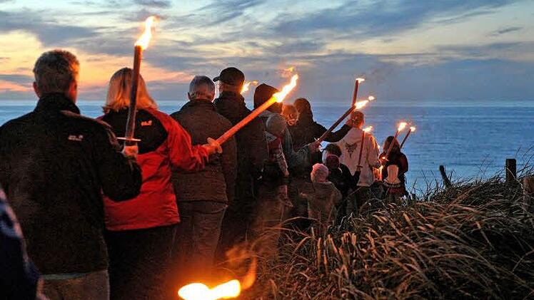 Eine Nachtwanderung bei Fackelschein gehört zu den Highlights des jährlichen Moorfestes in Graal-Müritz.