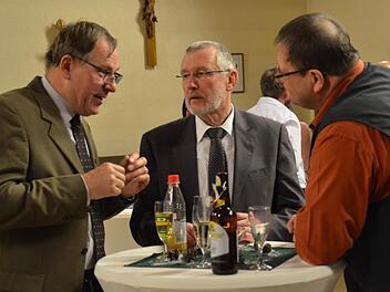 Beim Neujahrsempfang sind Kreisbrandrat Benno Metz (links) und Gemeinderat Egon Gessner (rechts) im Gespräch mit Bürgermeister Waldemar Bug vertieft. Das Ortsoberhaupt gab in seinem Grußwort einen Ausblick auf die Vorhaben der Gemeinde. Foto: Kathrin Kupka-Hahn