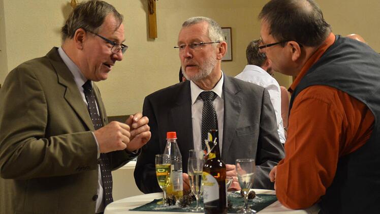 Beim Neujahrsempfang sind Kreisbrandrat Benno Metz (links) und Gemeinderat Egon Gessner (rechts) im Gespräch mit Bürgermeister Waldemar Bug vertieft. Das Ortsoberhaupt gab in seinem Grußwort einen Ausblick auf die Vorhaben der Gemeinde. Foto: Kathrin Kupka-Hahn