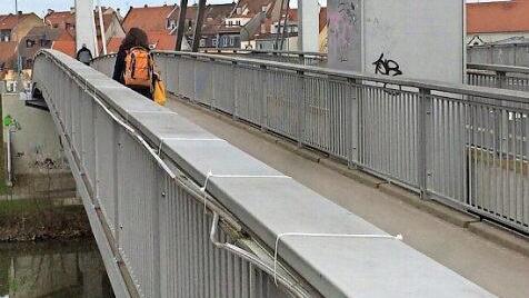 Kabelbinder am Geländer sichern den maroden Lichtschlauch.   Foto: MW