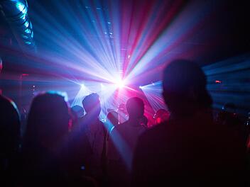 Illegale Technoparty: Junge Frau stürzt drei Meter ab