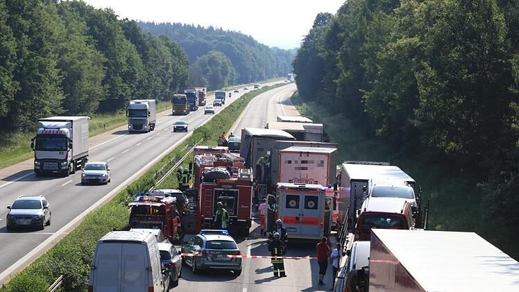 Nach einem Unfall mit mehreren Lkw ist die Autobahn zwischen Schlüsselfeld und Höchstadt gesperrt. Foto: News5/Merzbach