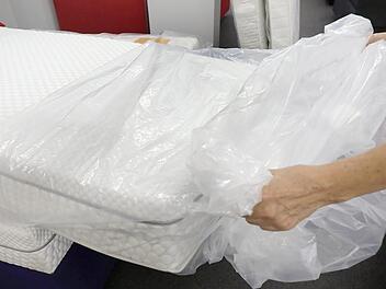 Viel Schaum um wenig? Das belastete Grundmaterial für die Schaumstoffherstellung scheint weniger Folgen für das Endprodukt zu haben als befürchtet. Vor allem Matratzenproduzenten und Verkäufer wussten in den vergangenen Tagen nicht, wie sie sich verhalten sollten. Foto: Wolfgang Kumm, dpa