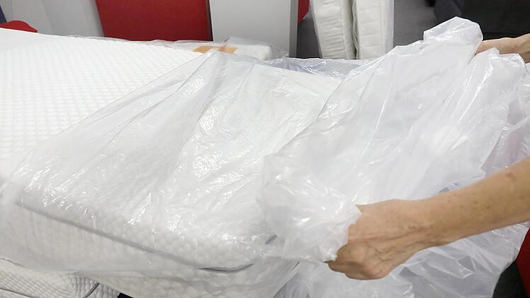 Viel Schaum um wenig? Das belastete Grundmaterial für die Schaumstoffherstellung scheint weniger Folgen für das Endprodukt zu haben als befürchtet. Vor allem Matratzenproduzenten und Verkäufer wussten in den vergangenen Tagen nicht, wie sie sich verhalten sollten. Foto: Wolfgang Kumm, dpa