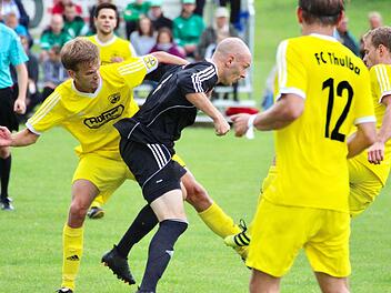 1:0 gewann der SV Riedenberg mit Marcel Gebhart (rechts) gegen den FC Thulba mit Kapit&auml;n Florian Heim (links) in der Hinrunde. Thulba will jetzt die Revanche.Sebastian Schmitt