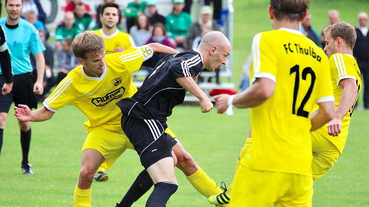 1:0 gewann der SV Riedenberg mit Marcel Gebhart (rechts) gegen den FC Thulba mit Kapit&auml;n Florian Heim (links) in der Hinrunde. Thulba will jetzt die Revanche.Sebastian Schmitt