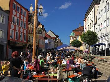 Viele Besucher fanden am Samstagvormittag den Weg zum Kinderflohmarkt der Werbegemeinschaft Bad Brückenau. Foto: Monika Wiesner