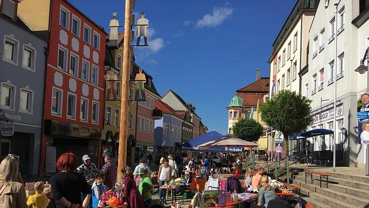 Viele Besucher fanden am Samstagvormittag den Weg zum Kinderflohmarkt der Werbegemeinschaft Bad Brückenau. Foto: Monika Wiesner