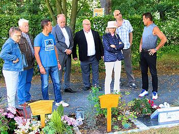 Eine Gruppe von Bürgern ließ sich im Rahmen des "Tag des Friedhofs 2019"  von Bürgermeister Helmut Blank (4. von links) Friedhofsreferent Klaus  Schebler (rechts daneben) und Bernd Hochrein (rechts), der bei der Stadt  für das Bestattungswesen zuständig ist, über den Münnerstädter Friedhof  informieren. Foto: Dieter Britz