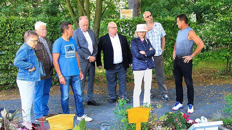 Eine Gruppe von Bürgern ließ sich im Rahmen des "Tag des Friedhofs 2019"  von Bürgermeister Helmut Blank (4. von links) Friedhofsreferent Klaus  Schebler (rechts daneben) und Bernd Hochrein (rechts), der bei der Stadt  für das Bestattungswesen zuständig ist, über den Münnerstädter Friedhof  informieren. Foto: Dieter Britz