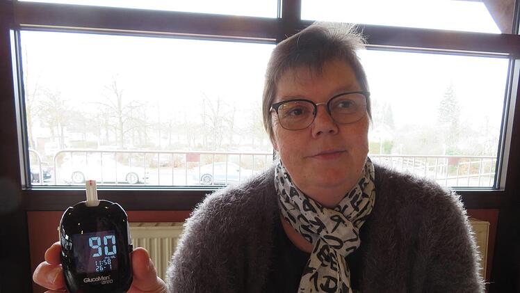 Der Blutzucker ist im Normalbereich: Margit Schmeiß testete Blutzucker und Blutdruckwerte der Besucher.