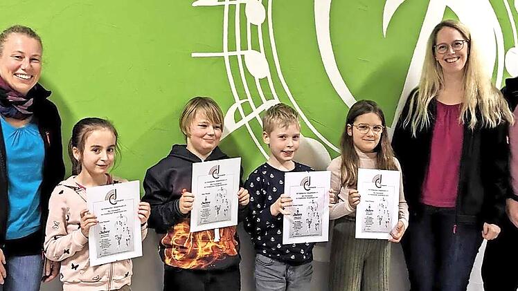 Auch der Nachwuchs wurde geehrt (von links) Kerstin Metz, Fiona, Max, Vincent, Romy, Jessica Schricker, Theresa Kraft