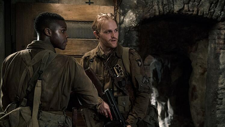 Boyce (Jovan Adepo, links) und Ford (Wyatt Russell) entdecken Unglaubliches in einem unterirdischen Labor.