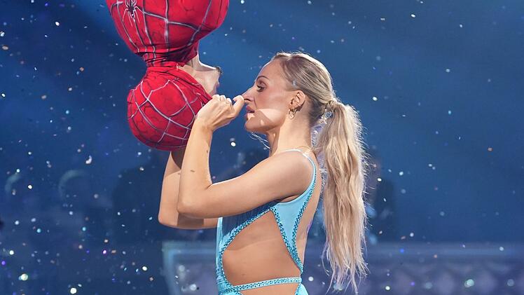Milano k&uuml;sst Marta Arndt als Spiderman. Den Kuss verleugnet Milano sp&auml;ter: "Das sah nur so aus." Dennoch sagt er: "Ich hab' Marta kennengelernt. Deswegen ... Ich habe schon gewonnen."