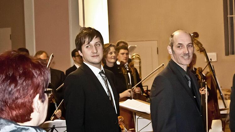 Glücklich beim Schlussbeifall: Komponist Sven Götz (rechts), in der Mitte : Martin Emmerich, Konzertmeister des Philharmonischen Orchesters.