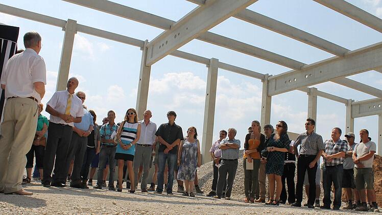 Unter Betonträgern wurde Richtfest gefeiert. Foto: Martin Kreklau