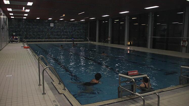 Günstiger als im Hallenbad Küps kann man wohl kaum irgendwo seine Bahnen ziehen. Der Erwachseneneintritt für eine zeitlich unbegrenzte Badezeit beträgt zwei Euro.