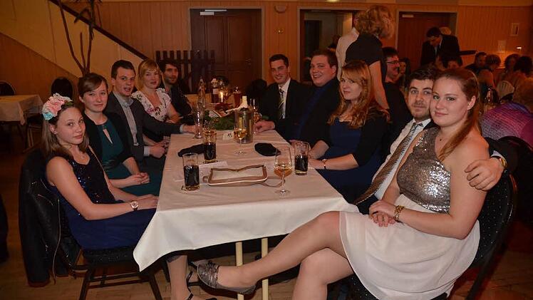 Der Nachwuchs der Landwirte im Landkreis Kronach war erstmals zum Dreikönigsball gesondert geladen und stellte sich vor. Und sie fühlten sich wohl beim Dreikönigsball. Linke Tischreihe von links Elisa Zehnter, Lena Zehnter, Jörg Feder, Martina Wittmann, Christoph Hader, rechte Seite von vorne, Kathrin Zehnter mit Partner Mert Gezici, Christin Menge, Benedikt Zehnter, Paul Wittmann.Foto: K.- H. Hofmann