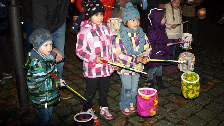 Erwartungsvoll blicken die Kinder mit ihren bunten Laternen und warten auf den Heiligen St. Martin mit seinem Pferd.  Foto: Susanne Deuerling