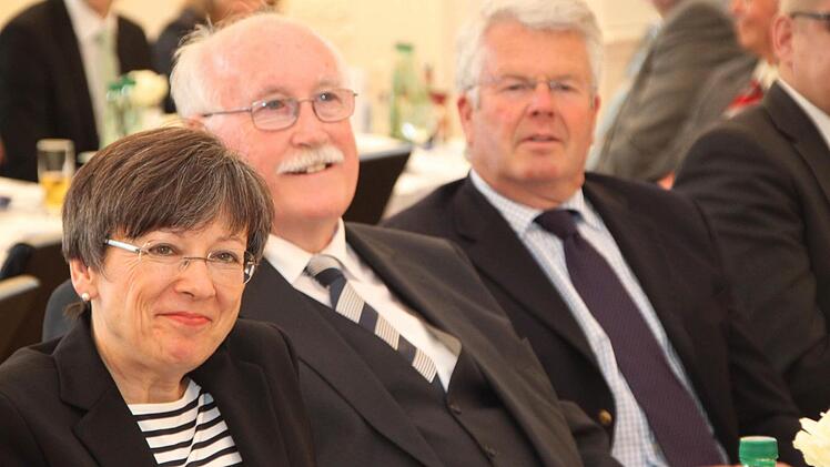 Blick in den Rathaussaal - von links: die neue Regierungspräsidentin Heidrun Piwernetz, ihr Vorgänger Wilhelm Wenning und MdL Ludwig von Lerchenfeld. Foto: Stephan Tiroch