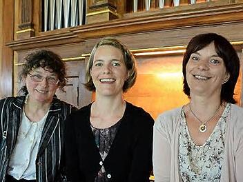Die Organistinnen Marianne Schlereth sowie Verena und Sonja War-muth freuen sich über die renovierte Orgel. Fotos: Elisabeth Assmann