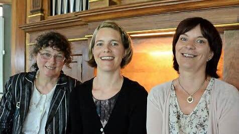 Die Organistinnen Marianne Schlereth sowie Verena und Sonja War-muth freuen sich über die renovierte Orgel. Fotos: Elisabeth Assmann