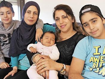 Wie in einer Großfamilie: Hazar Aboukaf (2. von rechts) mit ihrem Sohn Faris Danoura (rechts) und dem Baby Fatima sowie Lina Balhous mit Sohn Ismail Hamada (links). Die Mutter des Babys wollte nicht mit auf das Bild. Gemeinsam unterstützen die beiden erfahrenen Frauen die frischgebackene Mutter Maria.  Foto: Julia Raab