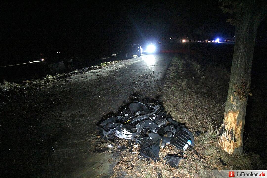 Auto prallt bei Haig gegen Baum: Vater und zwölfjähriger Sohn schwer verletzt