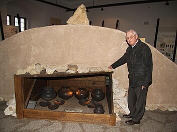 Dieter Schmudlach vor der Grabkammer im Landschaftsmuseum der Plassenburg, die aus der frühen Eisenzeit stammt. Foto: Sonny Adam
