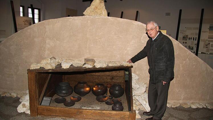Dieter Schmudlach vor der Grabkammer im Landschaftsmuseum der Plassenburg, die aus der frühen Eisenzeit stammt. Foto: Sonny Adam