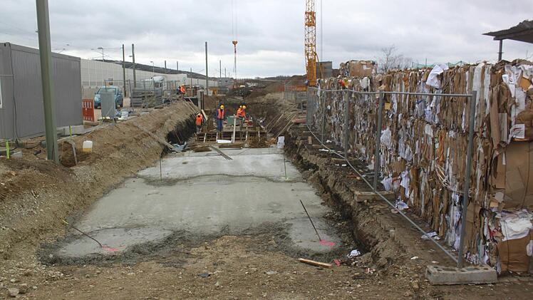 Direkt an der Grenze zum Gewerbepark (rechts) lässt die Bahn nun die Fußgängerunterführung zum Zapfendorfer Bahnhof bauen. Foto: Matthias Einwag