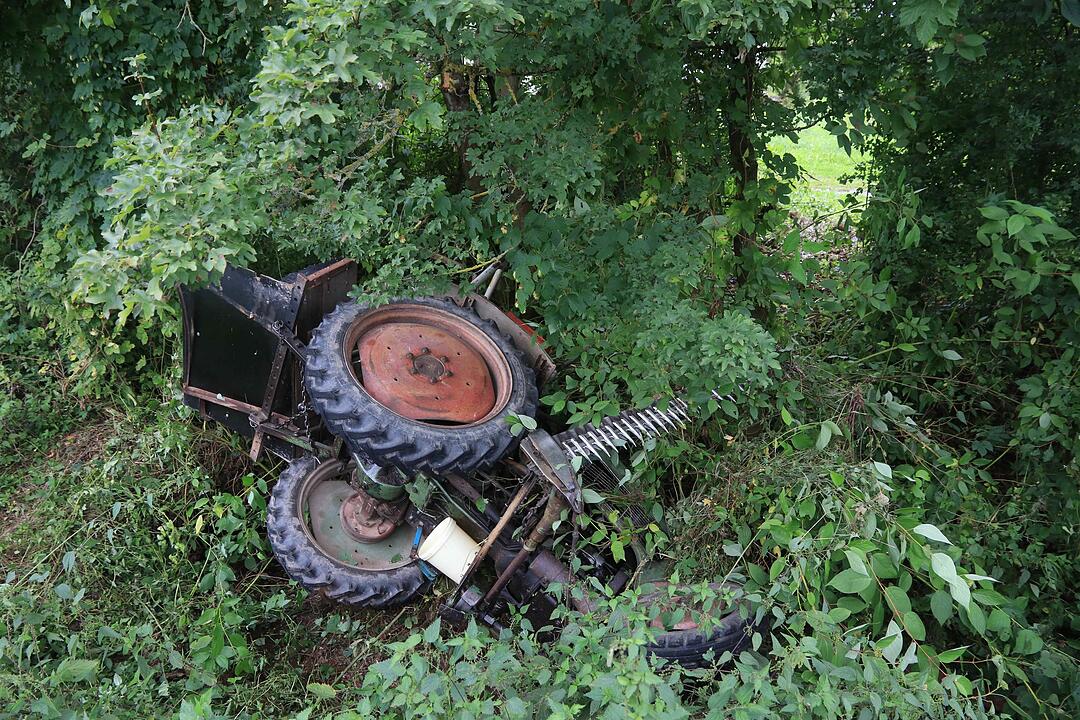 Schlüsselfeld: Traktor stürzt in Graben