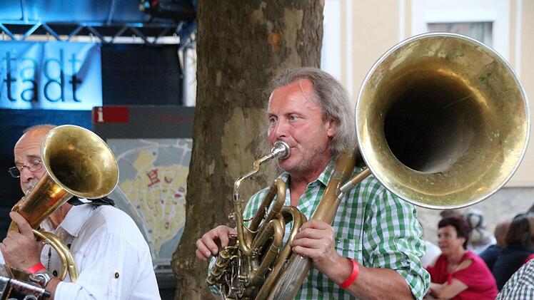 Nichts für die Bühne: Die GrabfeldBieraten spielten am Stenayer Platz mitten im Publikum. Heike Beudert