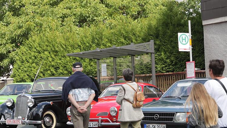 Die Oldtimer am Eingang zur Marktstraße zogen die Blicke auf sich.  Foto: Klaus Klaschka